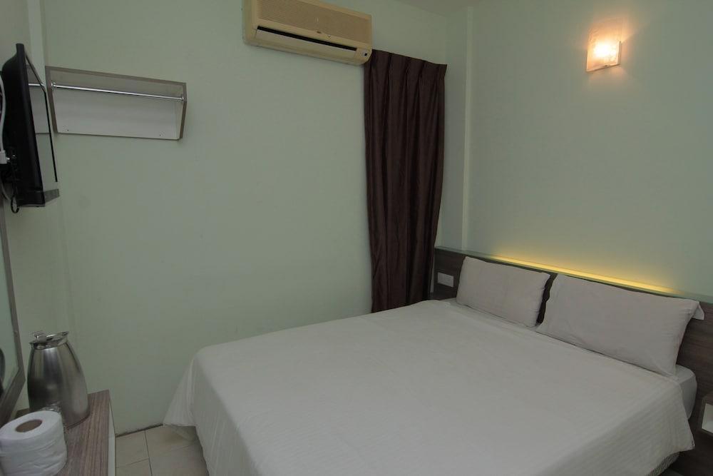 Qish Hotel Malacca Екстериор снимка