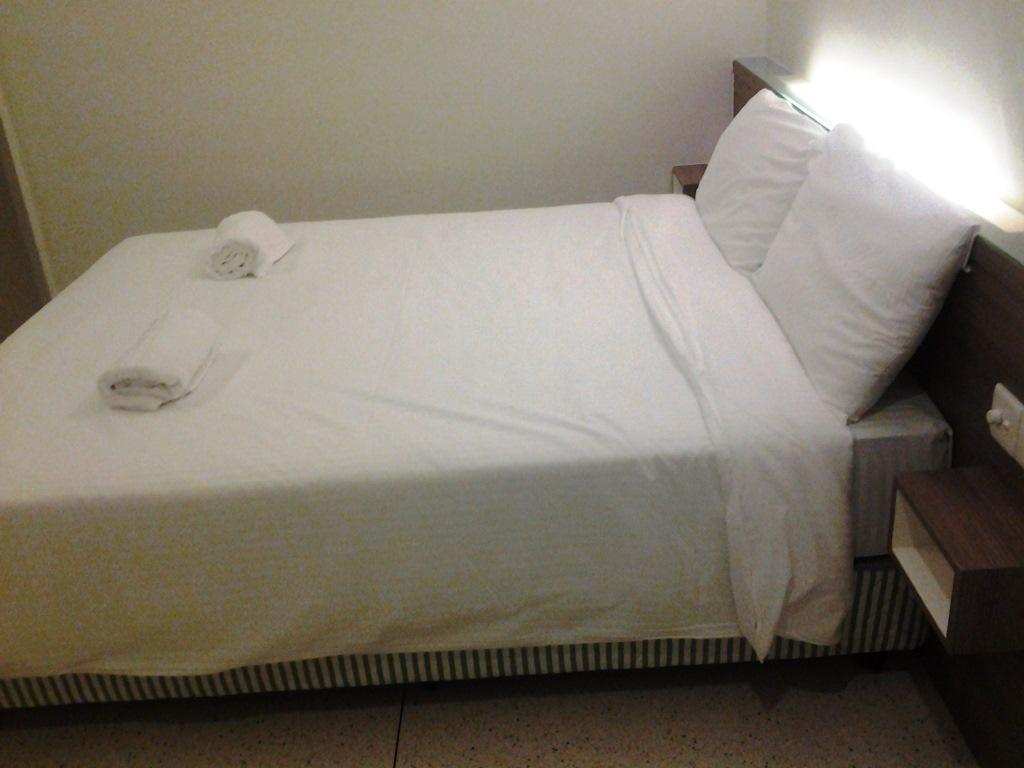 Qish Hotel Malacca Екстериор снимка