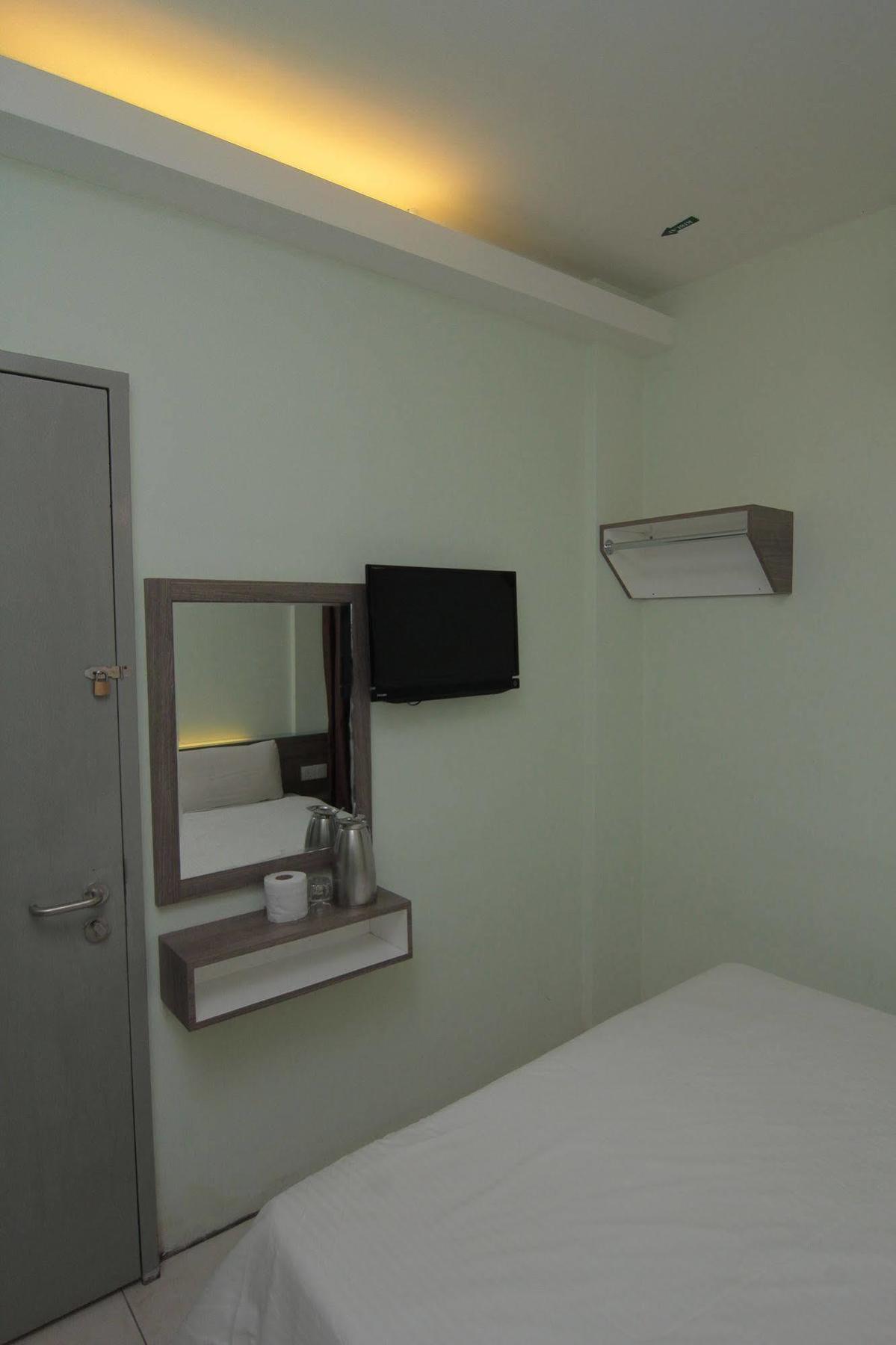 Qish Hotel Malacca Екстериор снимка