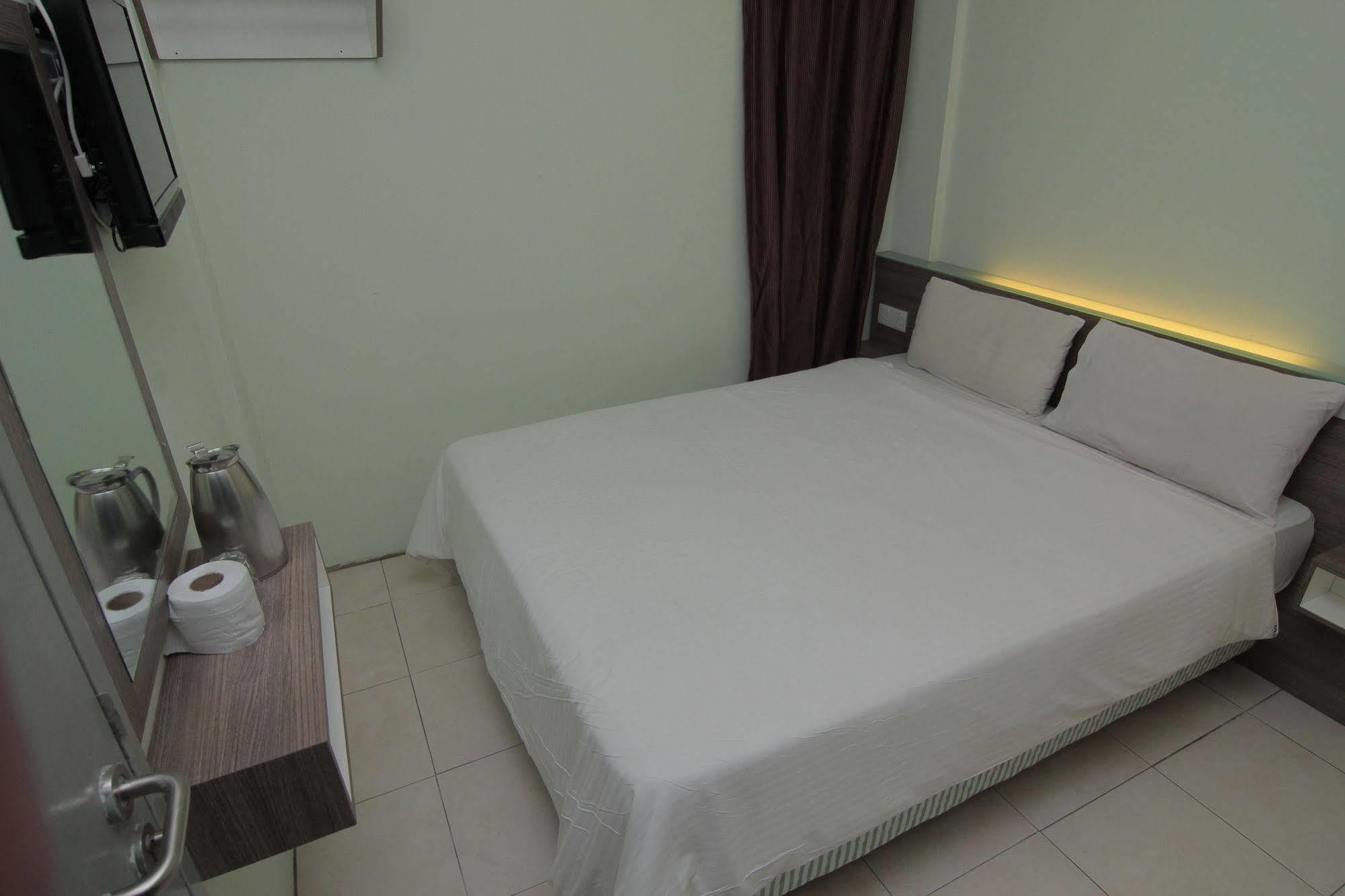 Qish Hotel Malacca Екстериор снимка