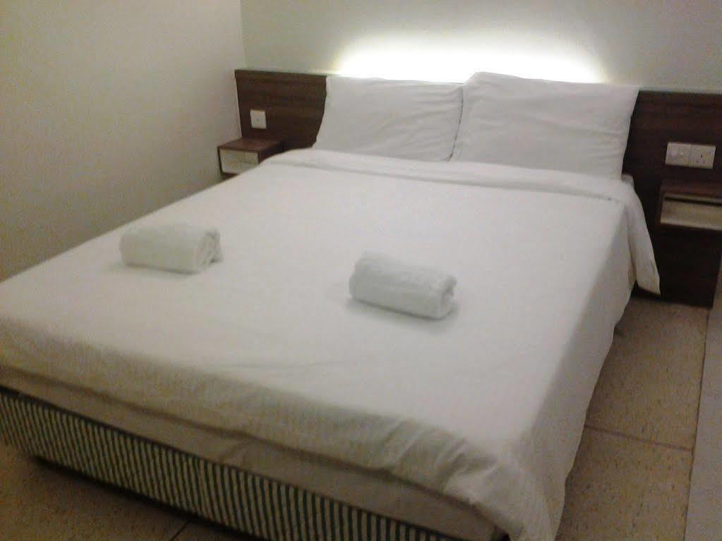 Qish Hotel Malacca Екстериор снимка