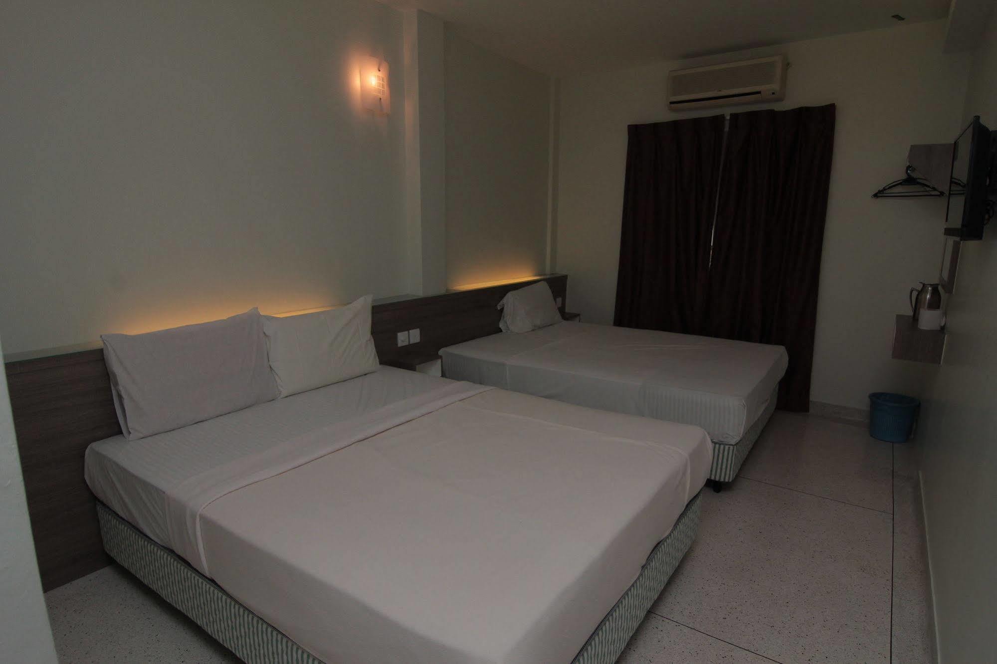 Qish Hotel Malacca Екстериор снимка