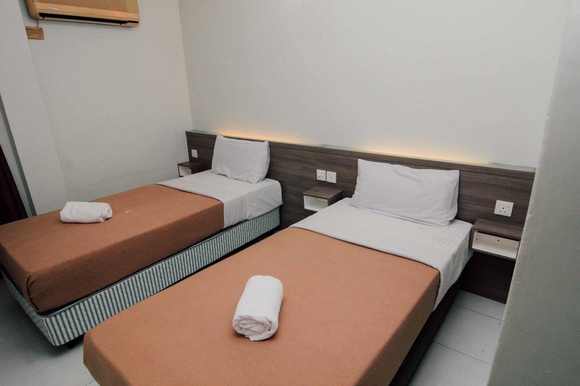 Qish Hotel Malacca Екстериор снимка