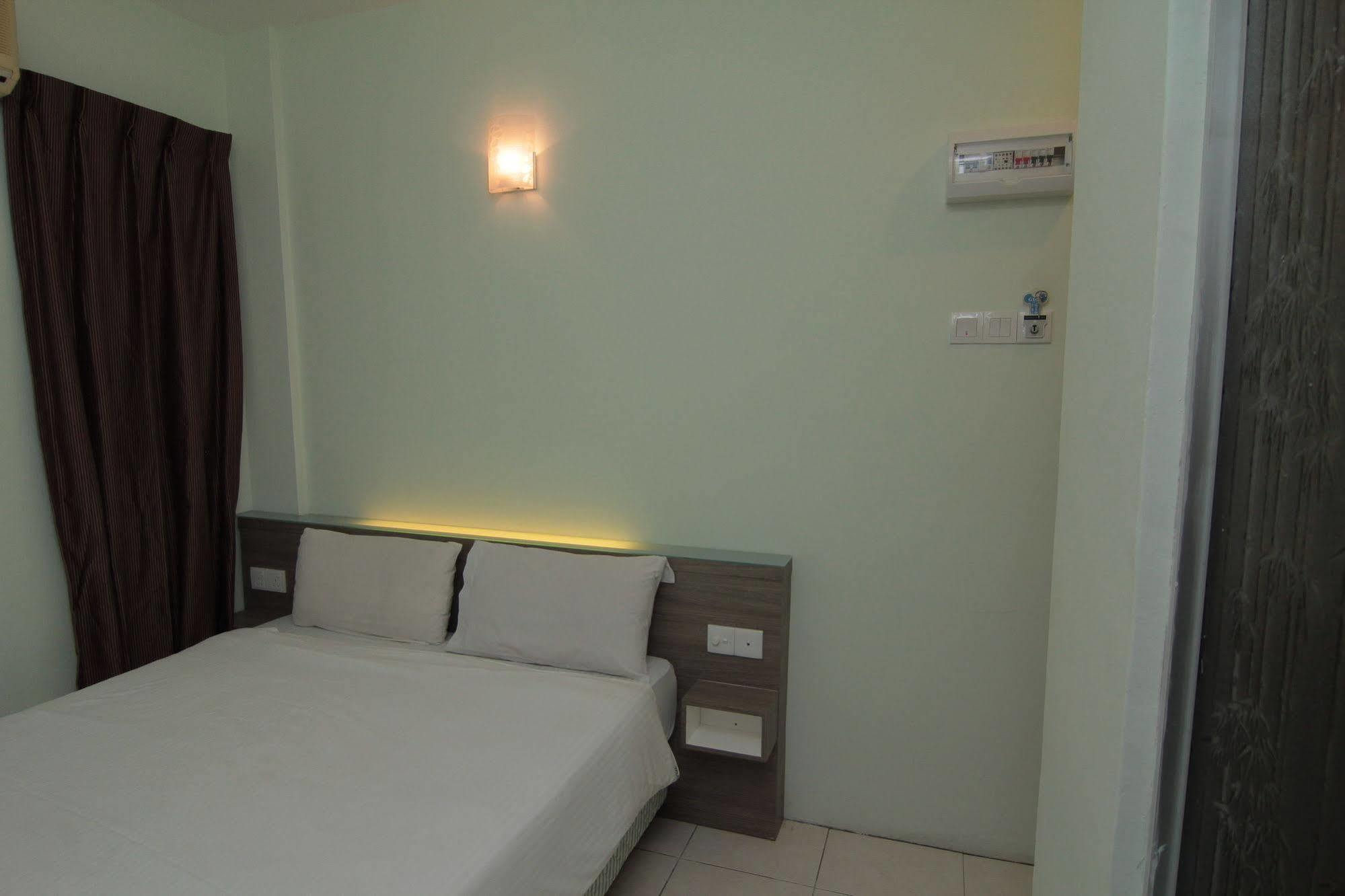 Qish Hotel Malacca Екстериор снимка
