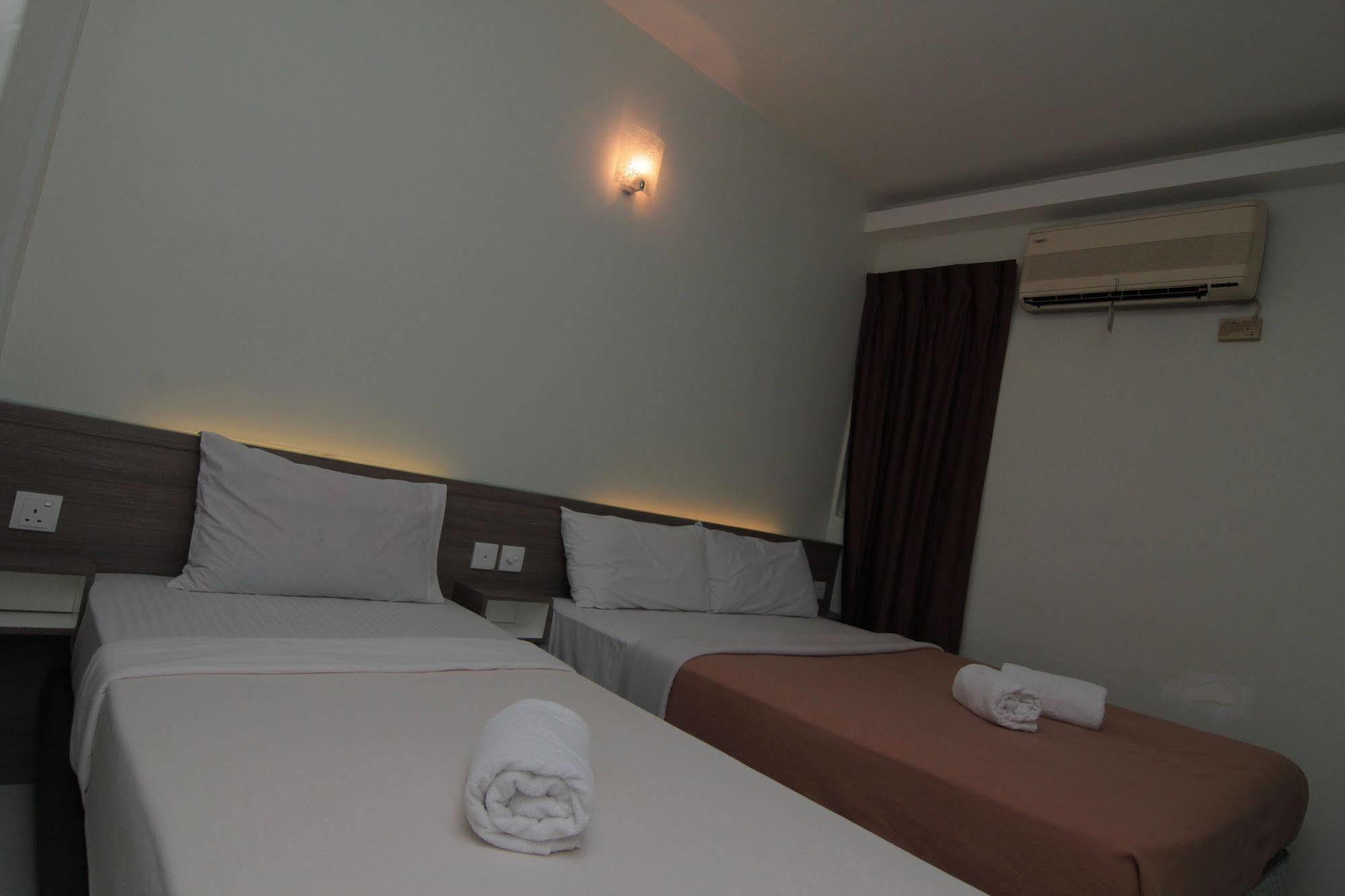 Qish Hotel Malacca Екстериор снимка