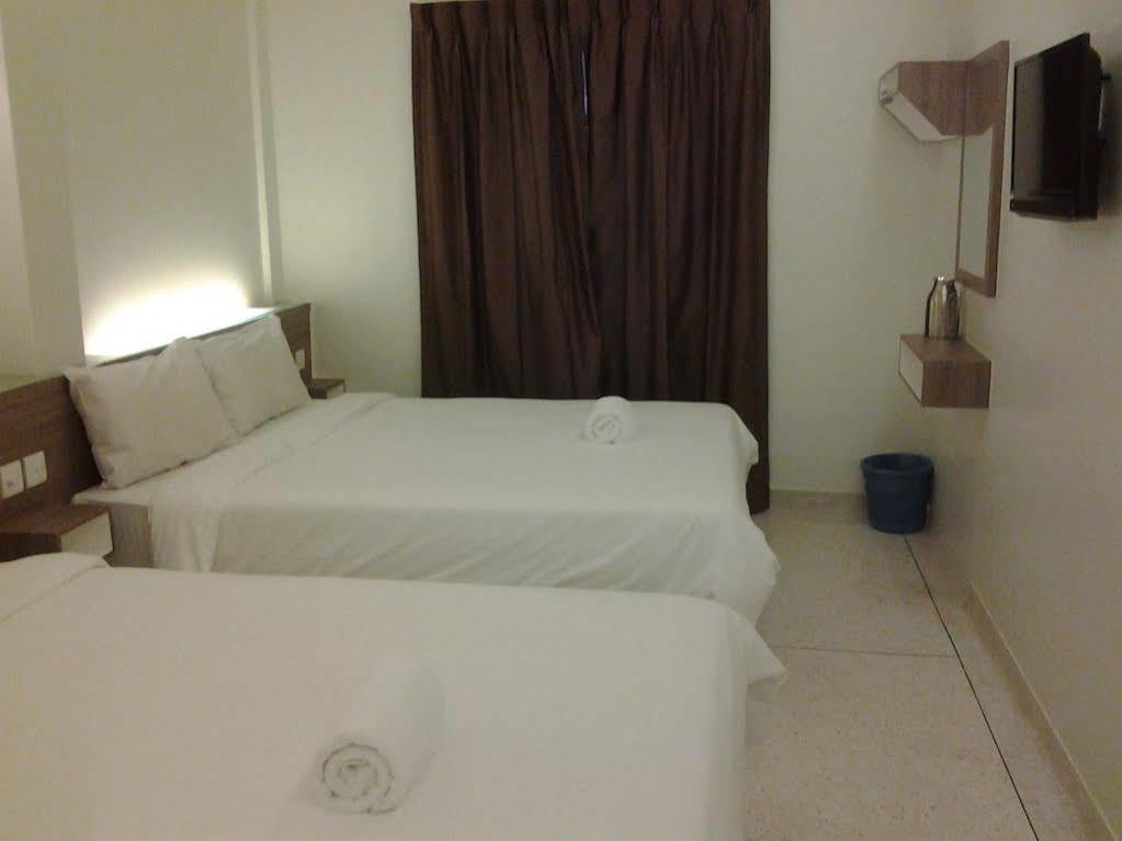 Qish Hotel Malacca Екстериор снимка